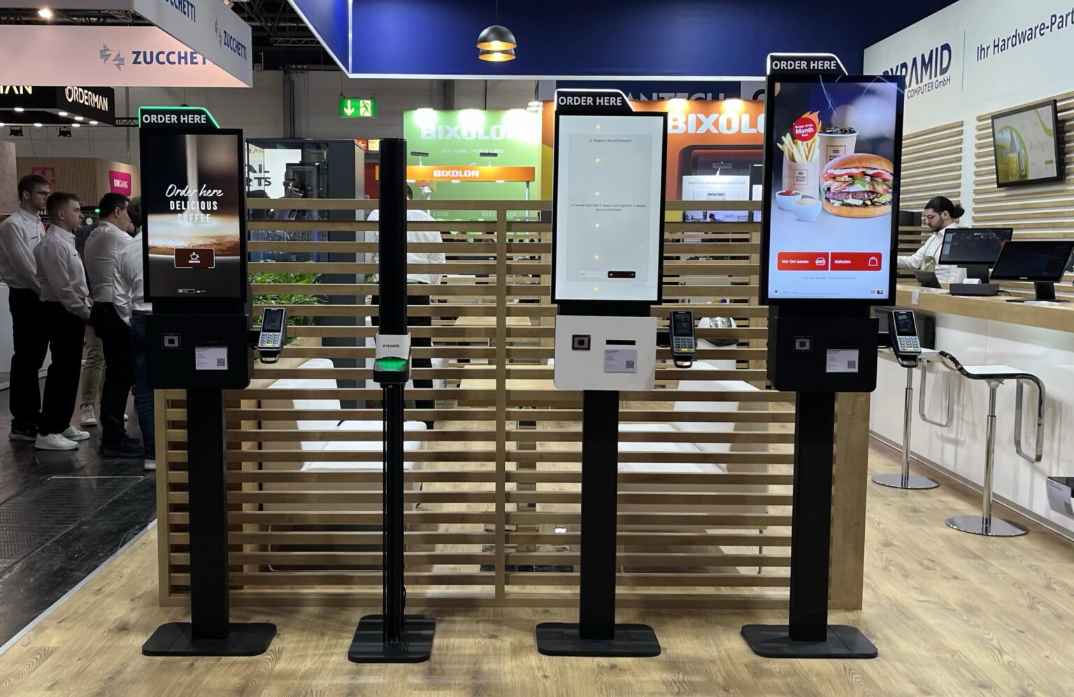 Terminali self-order kiosk per la ristorazione, esempio dell'integrazione fra hardware, pagamenti e software